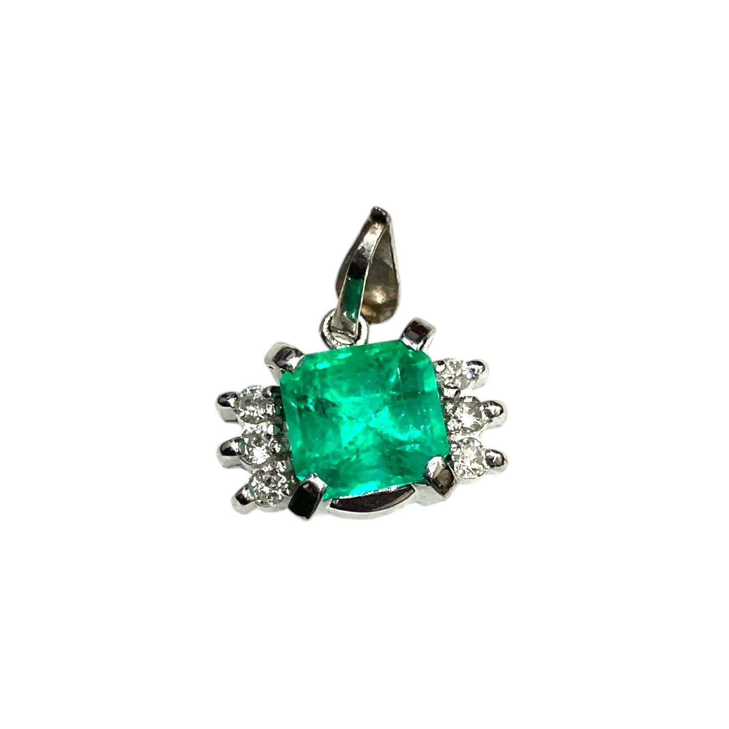 先日はエメラルドのネックレストップをお買取りさせていただきま...