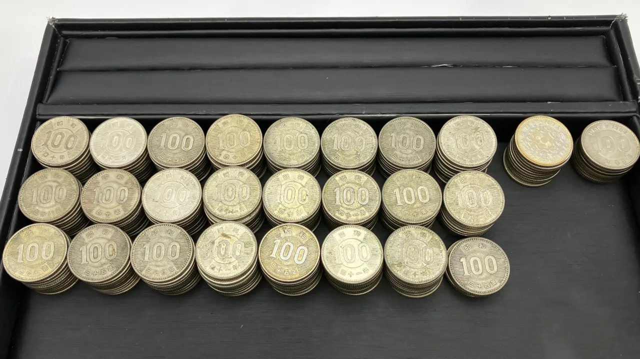 先日、沢山の古銭100円銀貨をお買取りさせていただきました✨